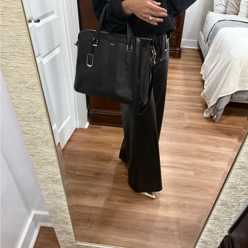 Tumi Black Shoulder bag
Sinclair Emma Business Brief